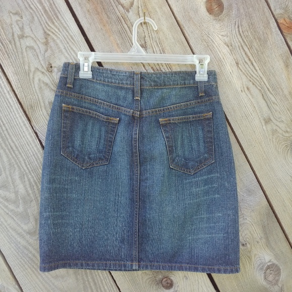 A jean skirt - Picture 3 of 4